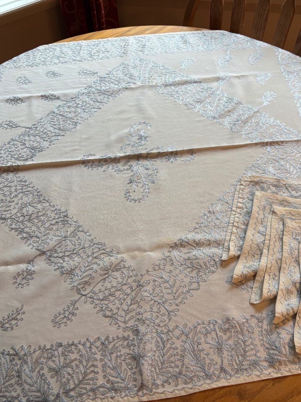 Embroidered Bridge Cloth & Napkin Set